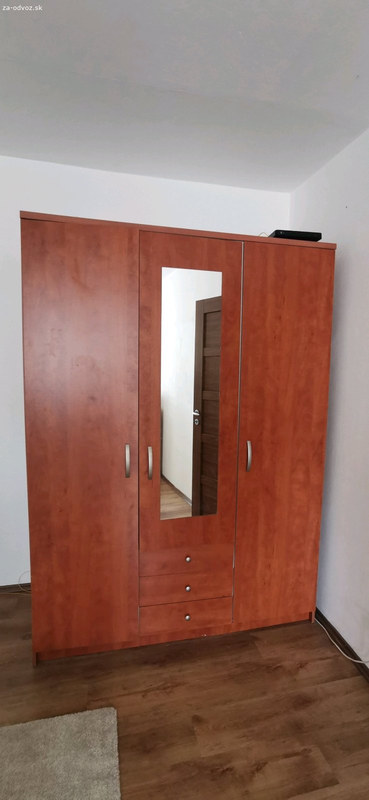 Darujem za odvoz. Darujem za odvoz skrinu a/alebo komodu. Môže byť aj samostatne. veľká skriňa rozmer V x Š x H 209x149x61. Komoda V x Š x H 92x90x39.