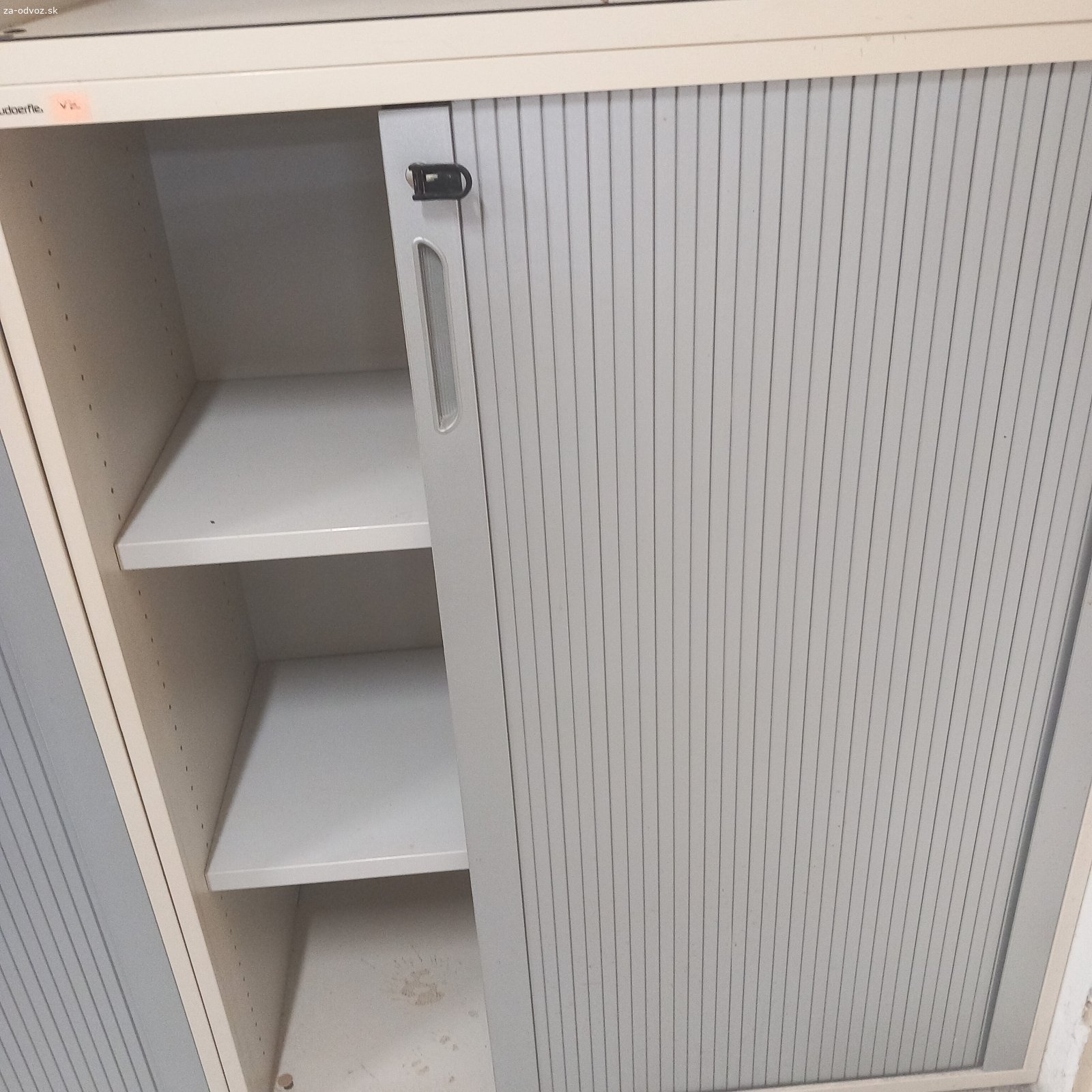 Darujem za odvoz. Darujem za odvoz skrine zamykatelne mam ich  20ks, poprosím písať najskôr sms alebo email , ďakujem 45,4hlbka 90cm sirka a 113-116cm výška ak sa dajú kolieska