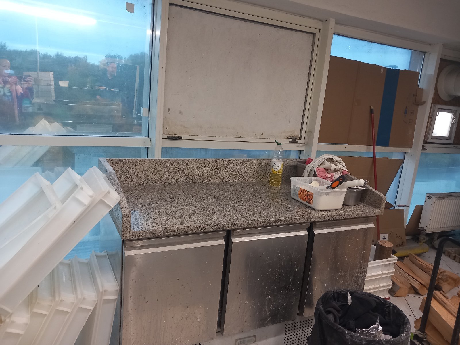 Darujem za odvoz. Pult s chladnickami spodným  , ale treba dat chladničky opravit , na dvor na dome s odkladacim priestorom by bolo fajn + chladničky na misky na vrch , ta funguje, poprosím písať sms