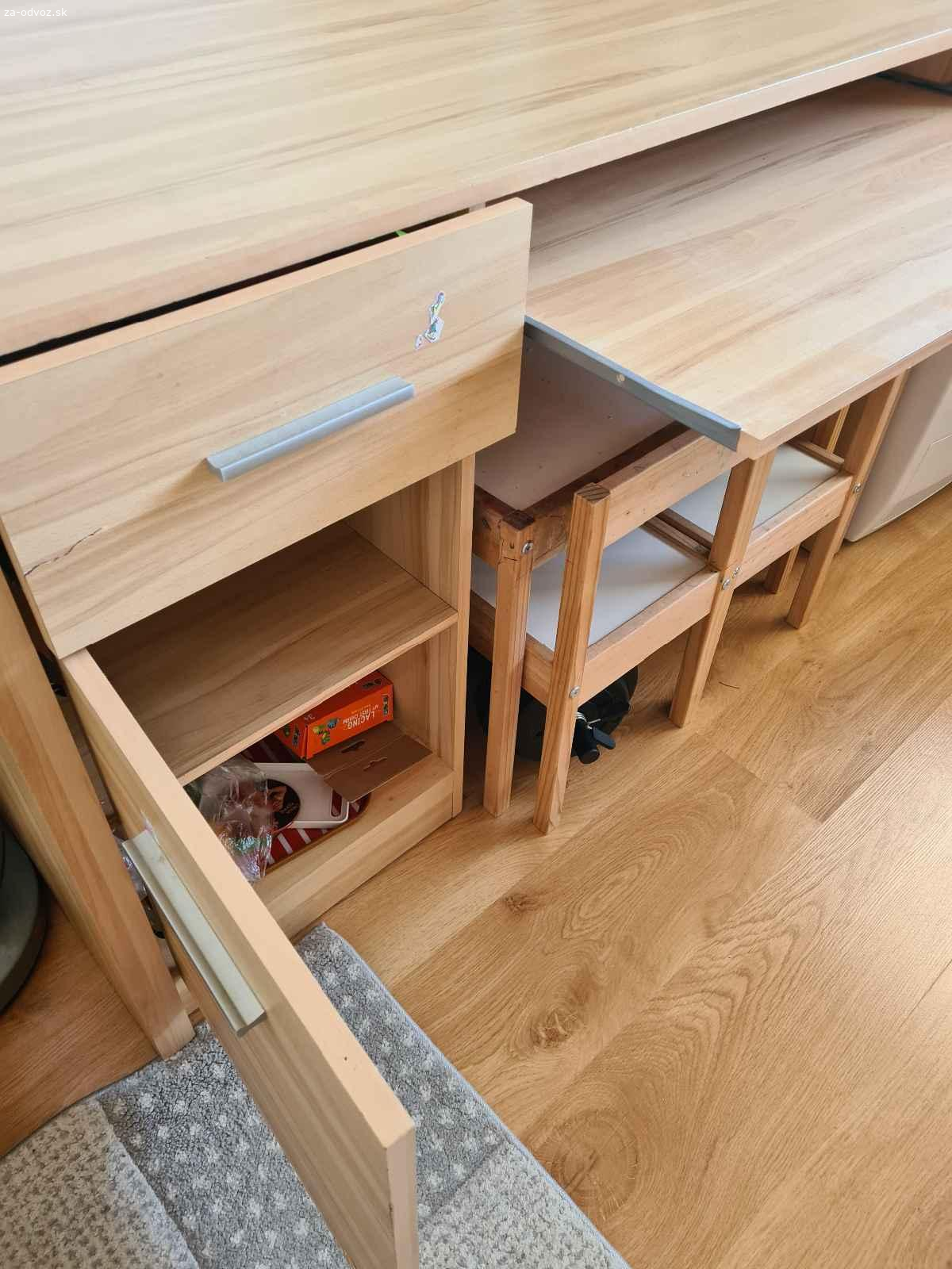 Darujem zachovalý písací stôl