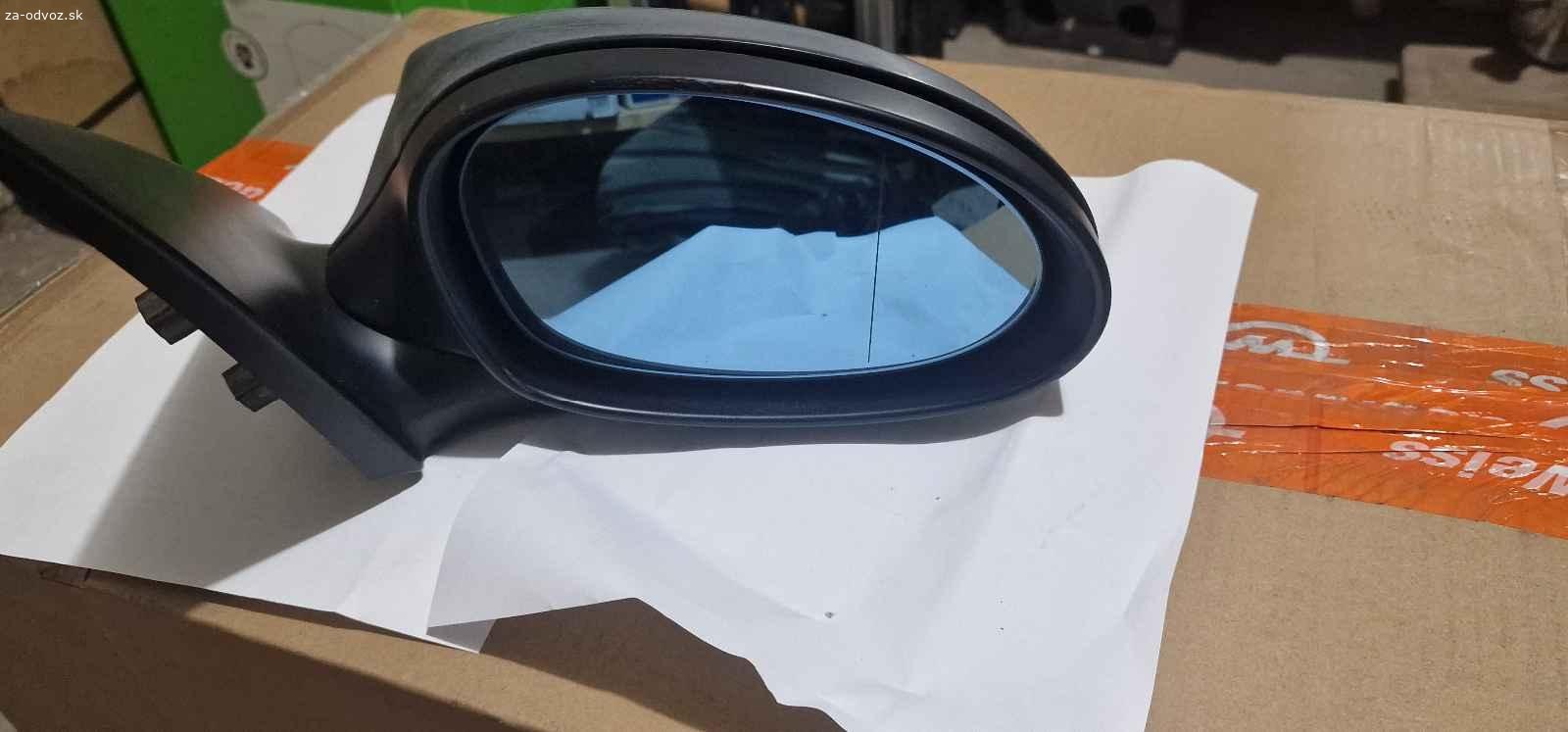 Darujem. Darujem za odvoz nejaké veci na BMW E93 a na X5 E70, pozri foto. Prvých päť fotiek sú E93 a posledná je X5 E70. Sú aj led logo projektory, asi 10 ks, avšak logá sú vypálené, ale všetky idú (svietia).
Spätné zrkadlo nie je elektricky sklápateľné a ani stmievateľné. Display je z navigácie MASK II.