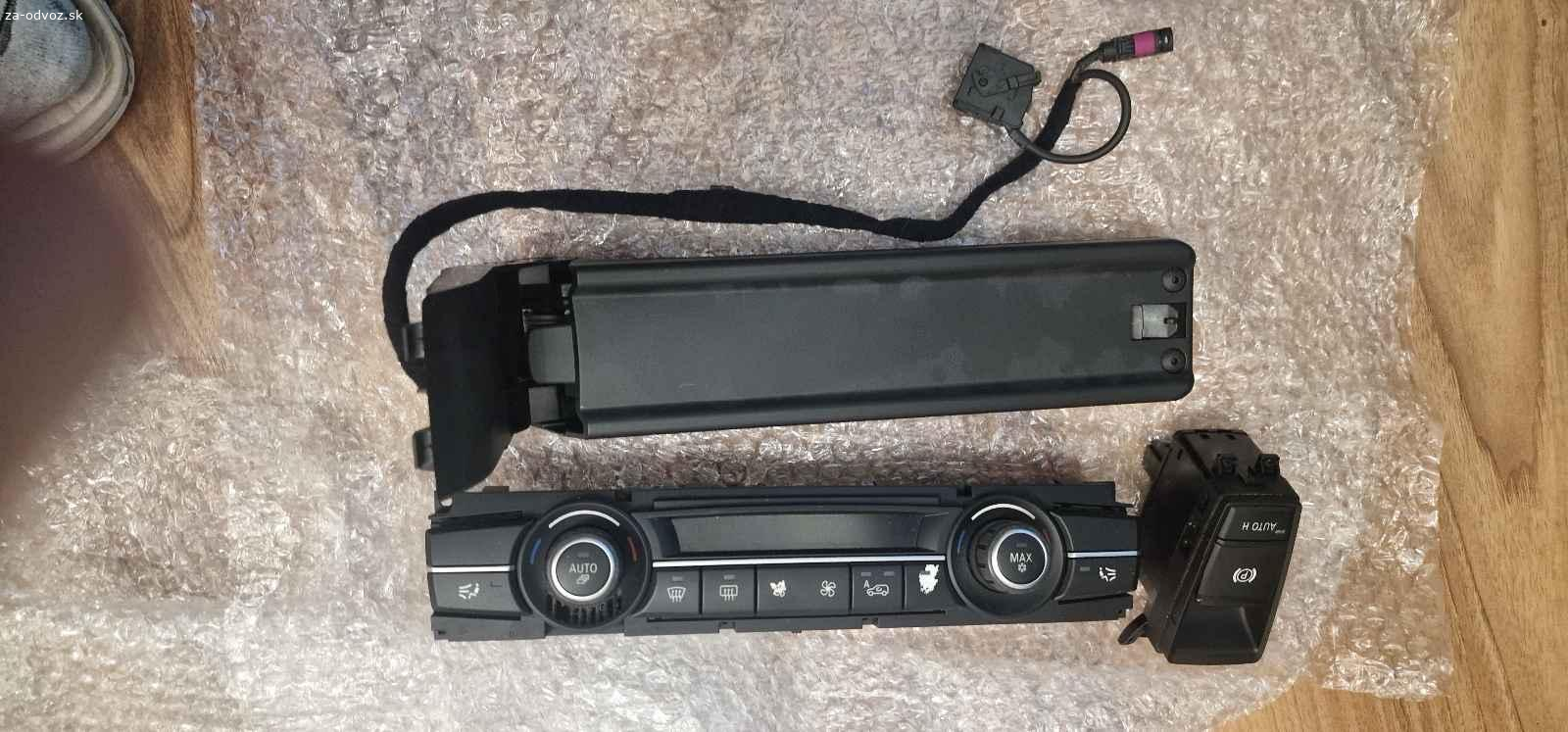 Darujem. Darujem za odvoz nejaké veci na BMW E93 a na X5 E70, pozri foto. Prvých päť fotiek sú E93 a posledná je X5 E70. Sú aj led logo projektory, asi 10 ks, avšak logá sú vypálené, ale všetky idú (svietia).
Spätné zrkadlo nie je elektricky sklápateľné a ani stmievateľné. Display je z navigácie MASK II.