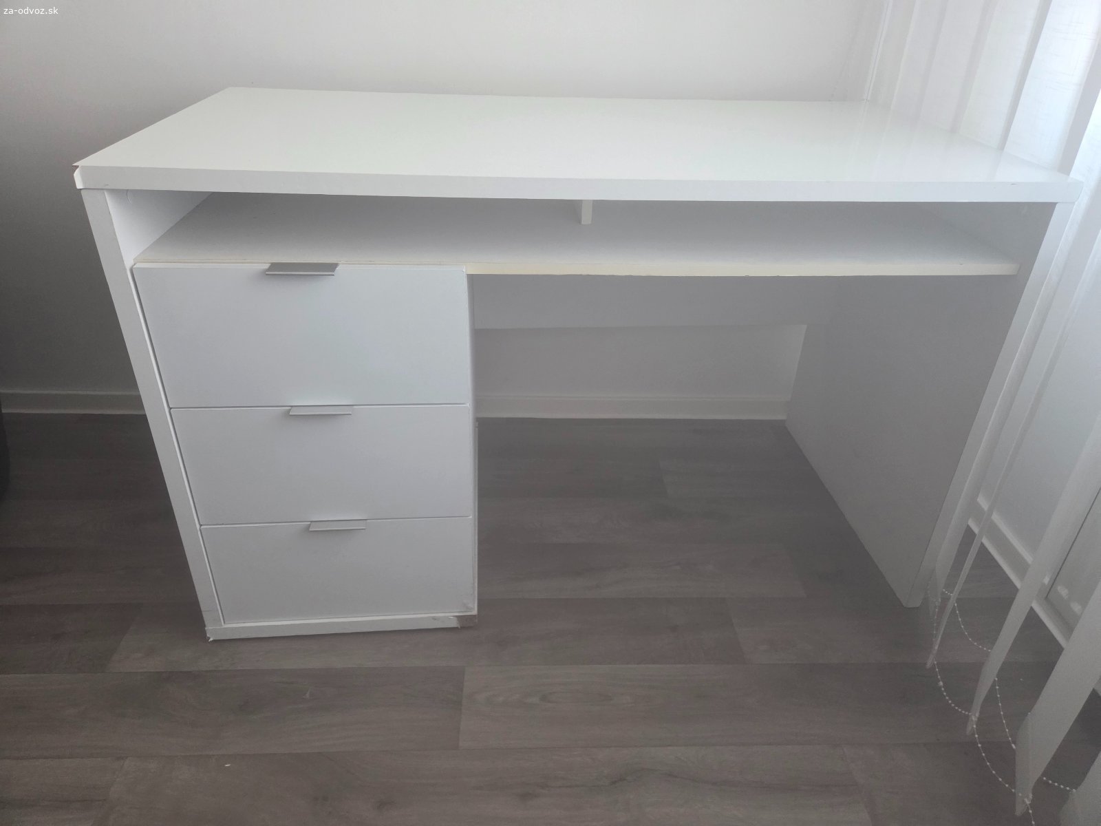 Darujem. Darujem za odvoz 2 biele písacie stoly zmontované. Používané, spodná časť stolikov je poškodená viď foto.
Rozmer : dĺžka 120 cm, šírka 60 cm, výška 70 cm