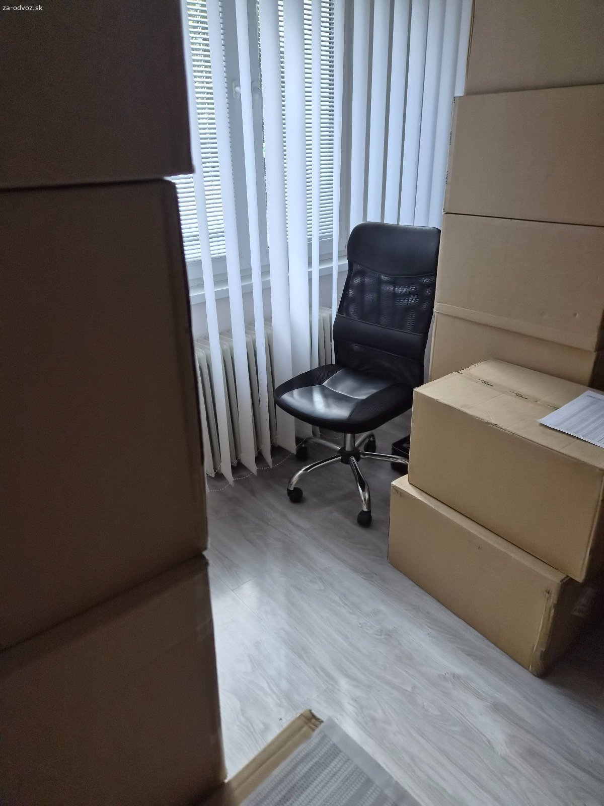 Darujem. Darujem kancelárske stoličky za odvoz 3 ks jedna je bez bočných opierok na ruky