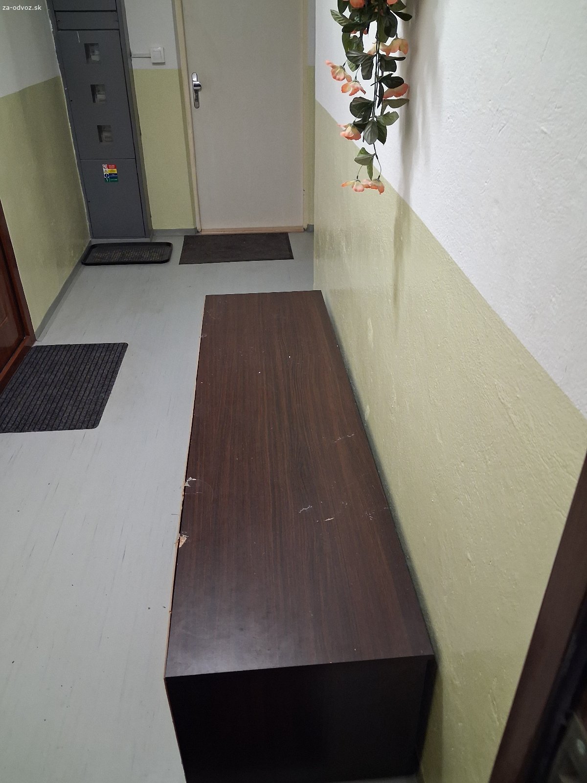 Darujem. Dobry den mám na darovanie skrinku pod tv nachadza sa na 5 tom poschodi su tu 2 vítahy len traba ponu príst nachadzam sa na foncorde