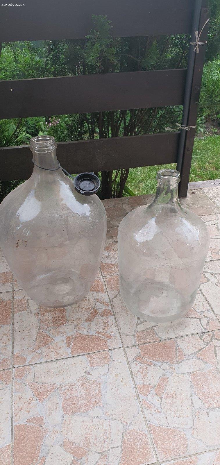 Demizony na vino. 2ks demizonov, jeden 25L druhy nema na sebe uvedeny objem, ale cca 20L alebo 15L.