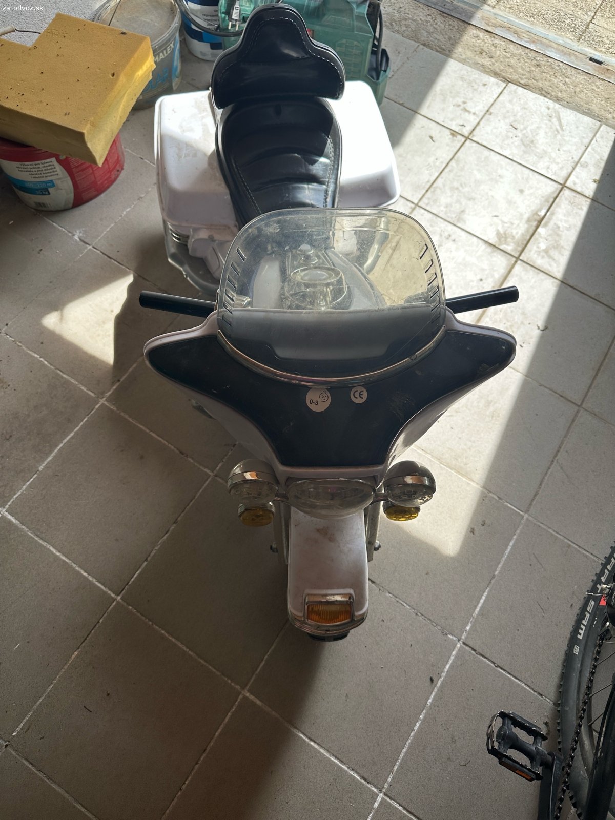 Detská elektrická motorka. darujem detskú elektrickú motorku. Baterka vydrží veľmi máličko, ak vôbec. Neskúmala som, či sa dá vymeniť. Je k tomu samozrejme aj nabíjačka.