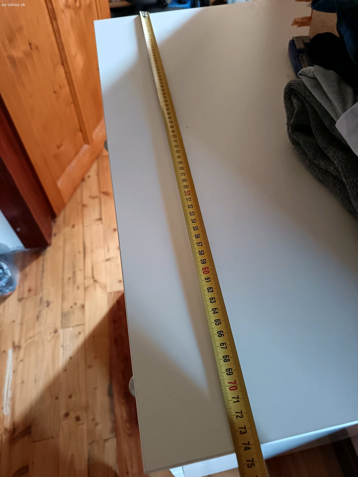 Detska komoda. Darujem detsku komodu. Rozmery na obrazkoch. Vyska 89 cm. Zhora sa otvara doska - povodne tam bola vanicka, ale tu uz nemame. Mam ju zadarmo odtialto, ale uz ju nevyuzijeme. Iba osobný odber v Devínskej Novej Vsi. Prosím volať.