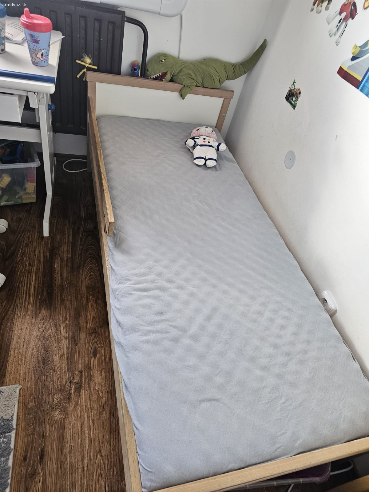 Detská posteľ 160x70. K posteli je rošt, matrac + posteľné prádlo.