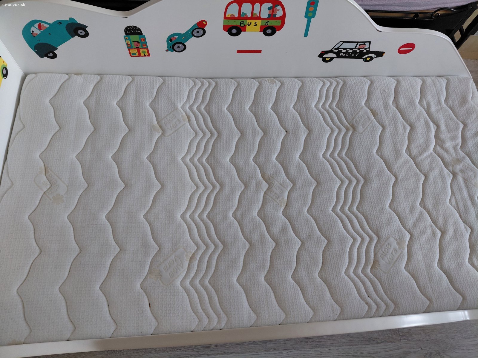Detska postel s madracom. rozmer 170 x 85 cm, s madracom, madrac je zachovalý bez škvrn-používali sme ochranný poťah navrchu, potah na madraci je na zips-odnimateľný kvôli praniu, rost ma 2 drevene latky zlomene viď na fotke