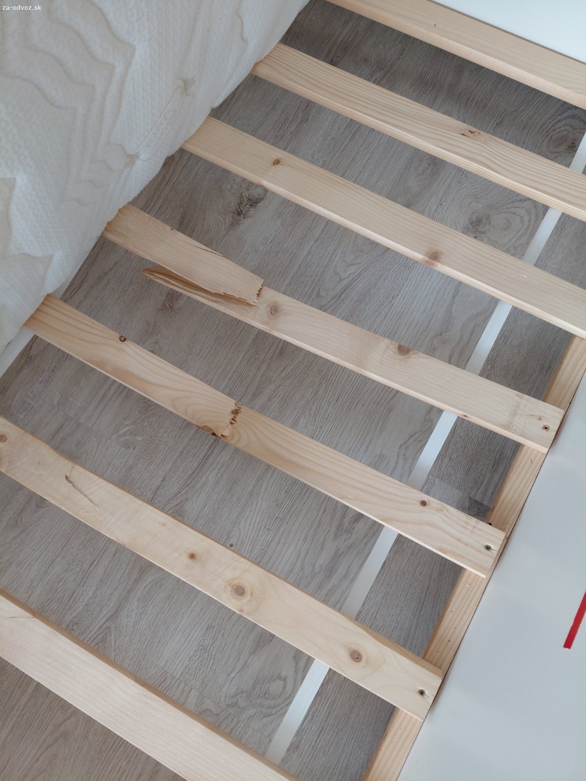 Detska postel s madracom. rozmer 170 x 85 cm, s madracom, madrac je zachovalý bez škvrn-používali sme ochranný poťah navrchu, potah na madraci je na zips-odnimateľný kvôli praniu, rost ma 2 drevene latky zlomene viď na fotke