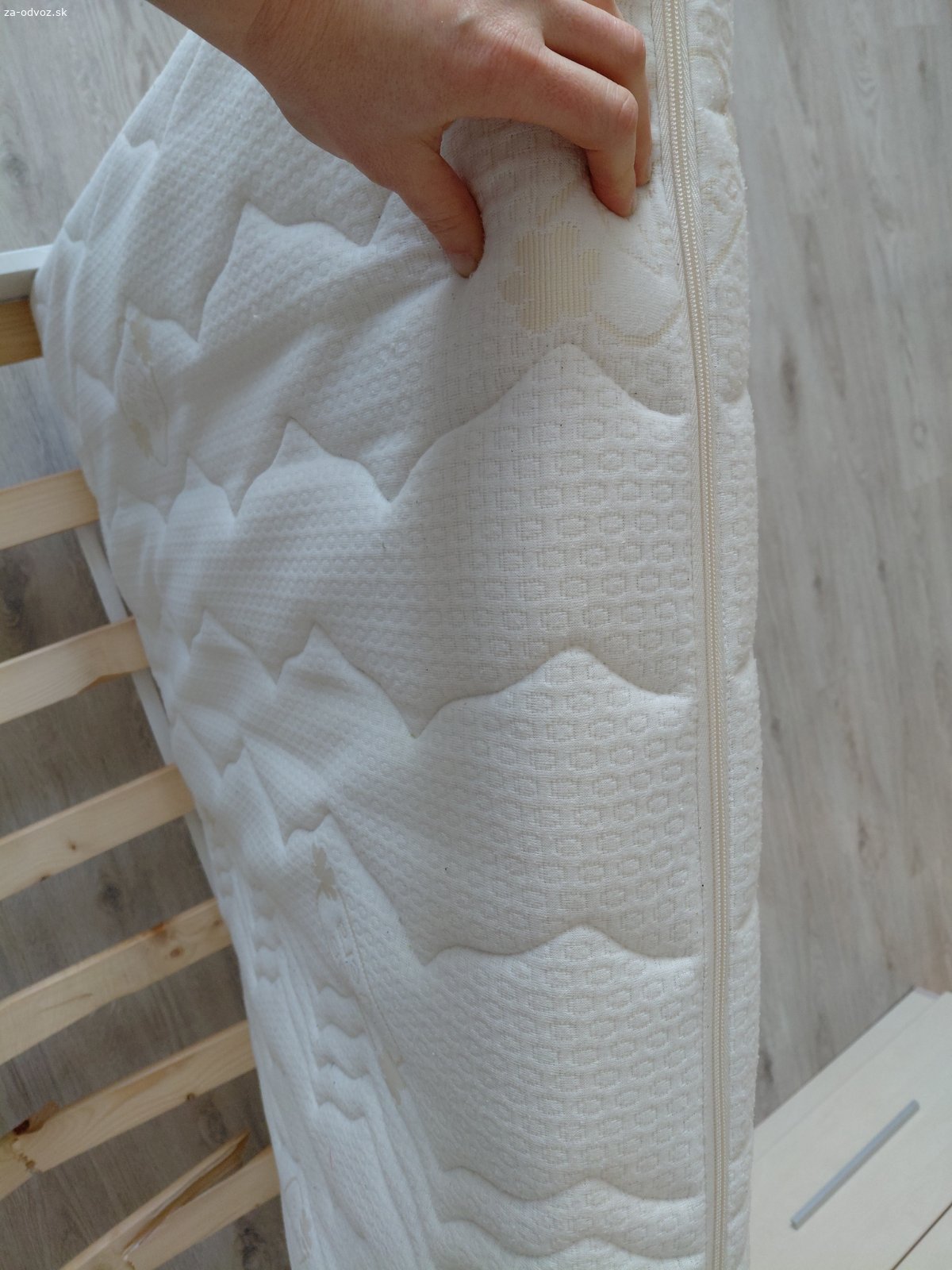 Detska postel s madracom. rozmer 170 x 85 cm, s madracom, madrac je zachovalý bez škvrn-používali sme ochranný poťah navrchu, potah na madraci je na zips-odnimateľný kvôli praniu, rost ma 2 drevene latky zlomene viď na fotke