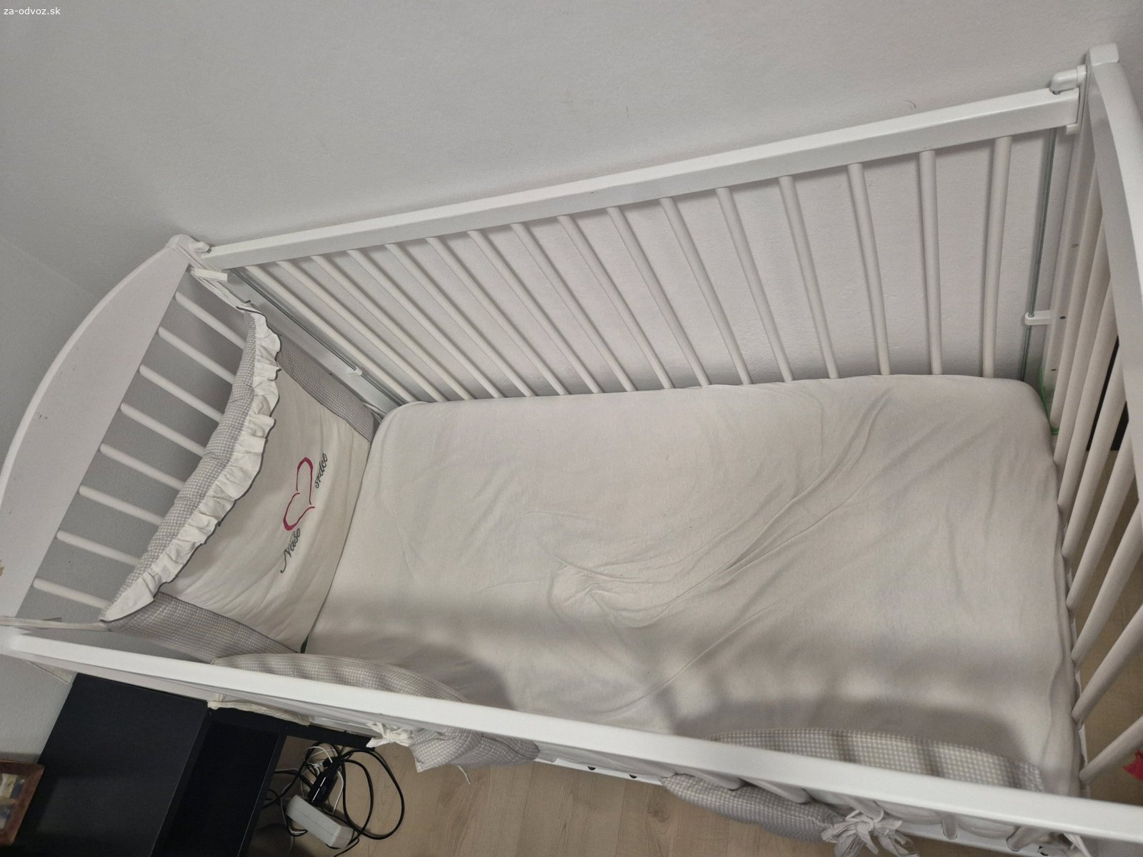 Detská postieľka. darujem postieľku 60x120cm. Z jednej strany má spúšťaciu bočnicu, z druhej strany tri tyčky kt sa dajú vybrať aby mohlo dieťa samé vyliezť. Možnosť nastaviť výšku matraca asi do 3 polôh. Pridám aj mantinely vid foto. Má pár nedostatkov ako napr od zubov a bude potrebné použiť lepidlo napr a opraviť si zadnú časť pri nohách, vypadávajú tyčky z dierok, my sme to dočasne riešili previzaním šnúrkami. Matrac predávam samostatne za 10€ aj s nepremokavym chranicom matraca a plachtami. Osobný odber BA Záhorská Bystrica. Postieľka je v demonte.
