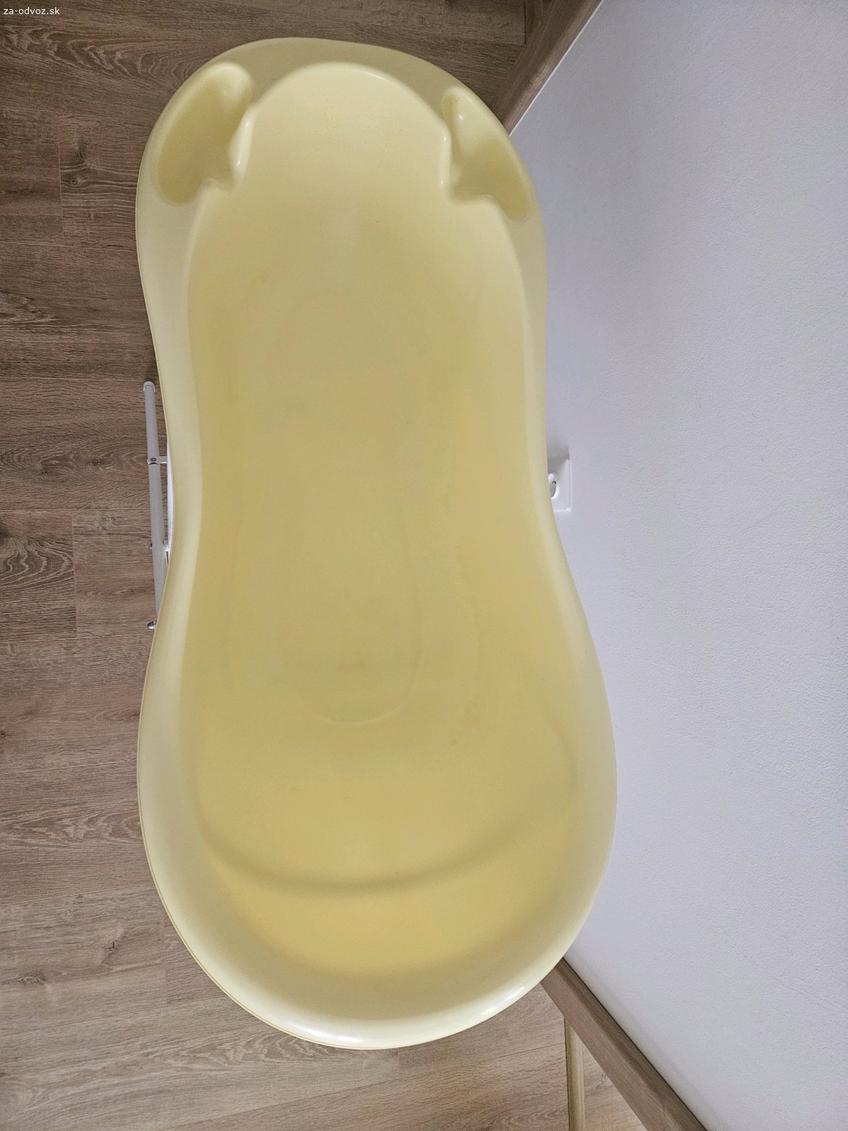 Detská vanička so stojanom. Darujem detsku vaničku so stojanom 
Stav nie je tip top, vid foto
IBA osobný odber BA Ružinov Trávniky