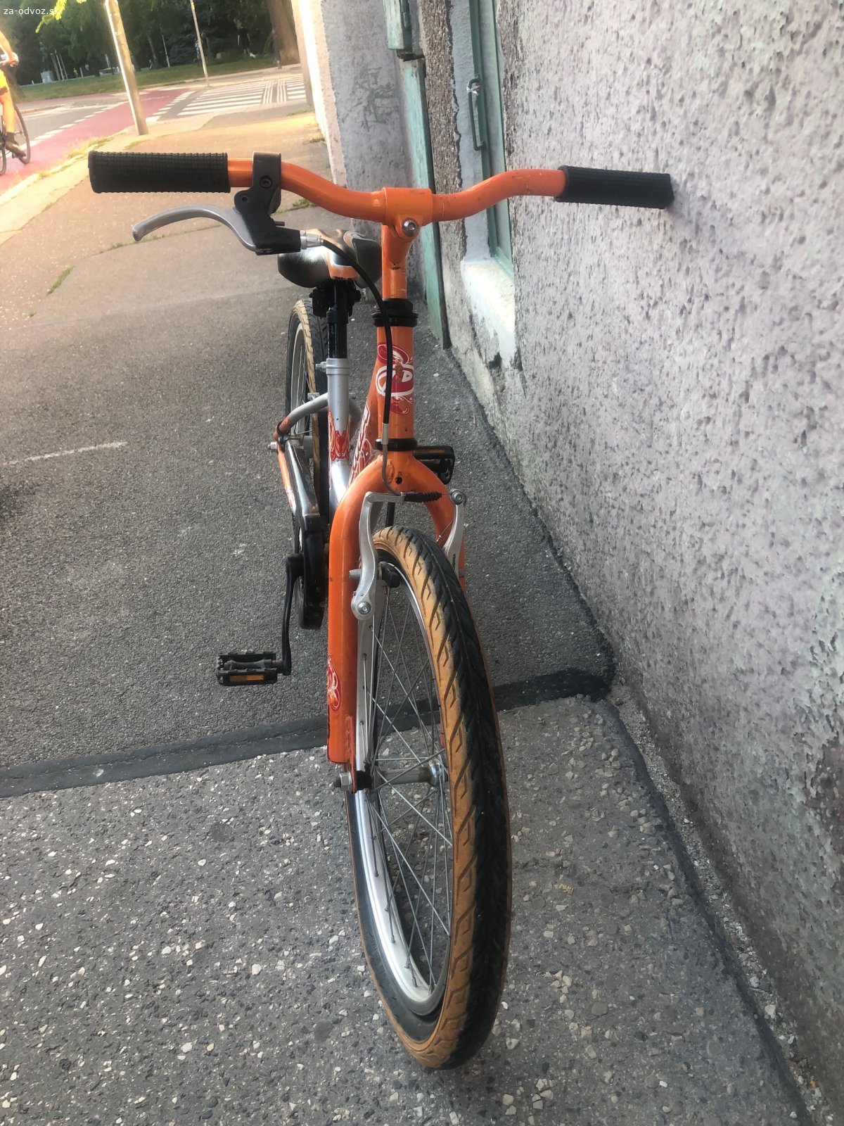 Detský bicykel 5-8 rokov. Darujem detský bicykel DEMA s nastavovatelnym sedadlom aj riaditkami. Bez prehadzovacky. Predne koleso vyfukuje, treba ho opravit. Rozmery na pneumatike 20x1.75 (47-406). Osobny odber.