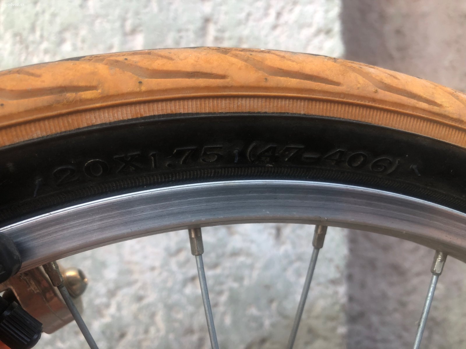 Detský bicykel 5-8 rokov. Darujem detský bicykel DEMA s nastavovatelnym sedadlom aj riaditkami. Bez prehadzovacky. Predne koleso vyfukuje, treba ho opravit. Rozmery na pneumatike 20x1.75 (47-406). Osobny odber.