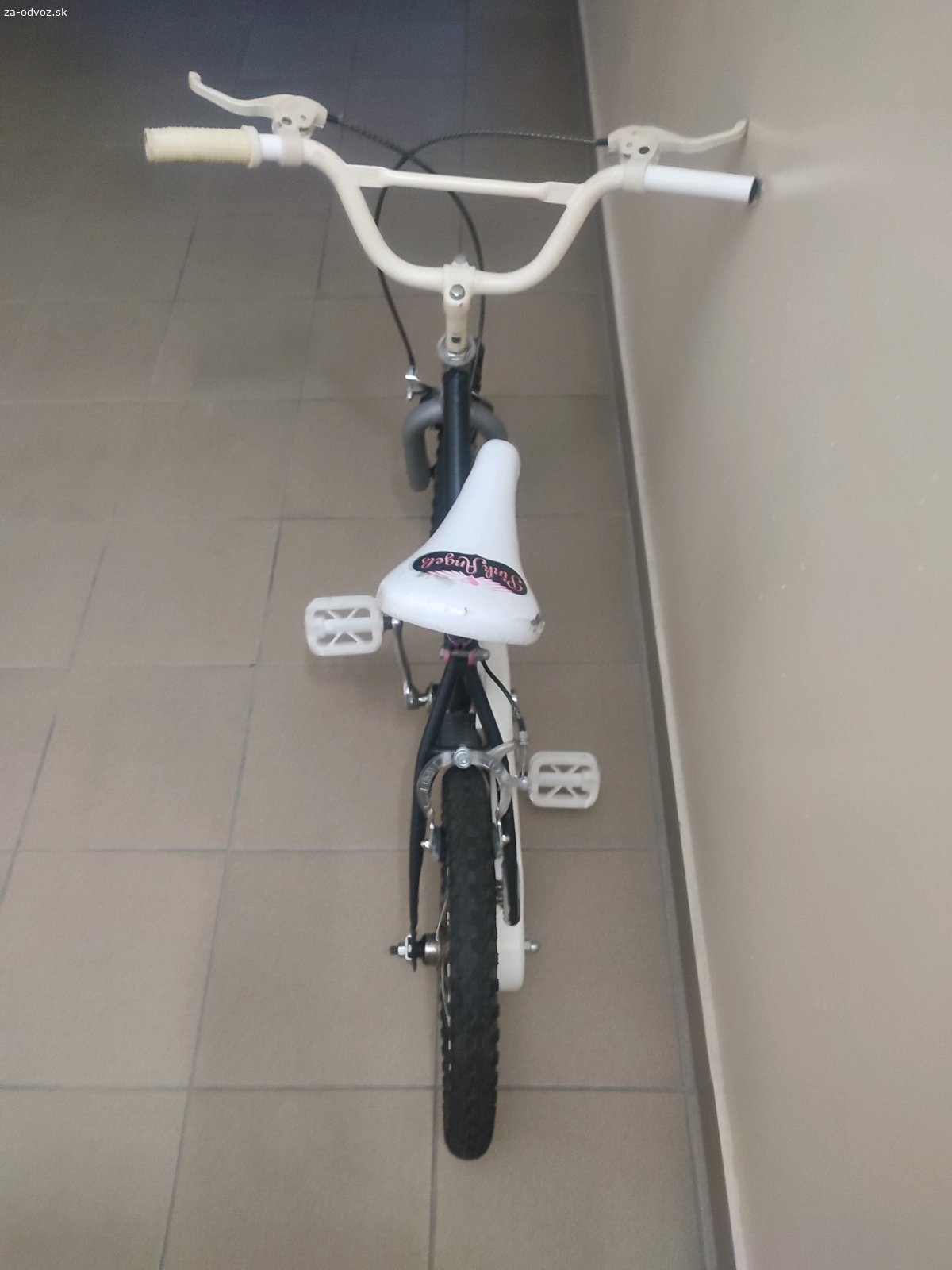 detsky bicykel. destsky bicykel, asi 16". 
Pre dievca, ale momentlne upraveny pre chlapca. bude pýtať trocha údržby.