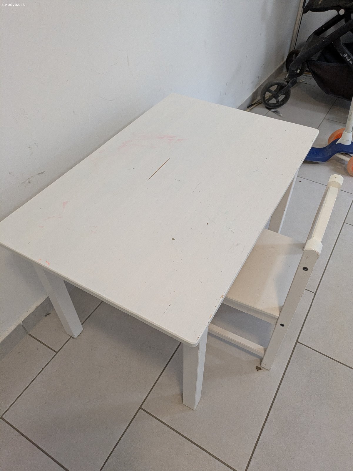 Dětský IKEA stolík do stoličkou. Za odvoz darujem drevený biely detský stolík IKEA so stoličkou. Po troch deťoch čiže sú tam škrabance aj sem tam fľak od farby. Inak je v poriadku.