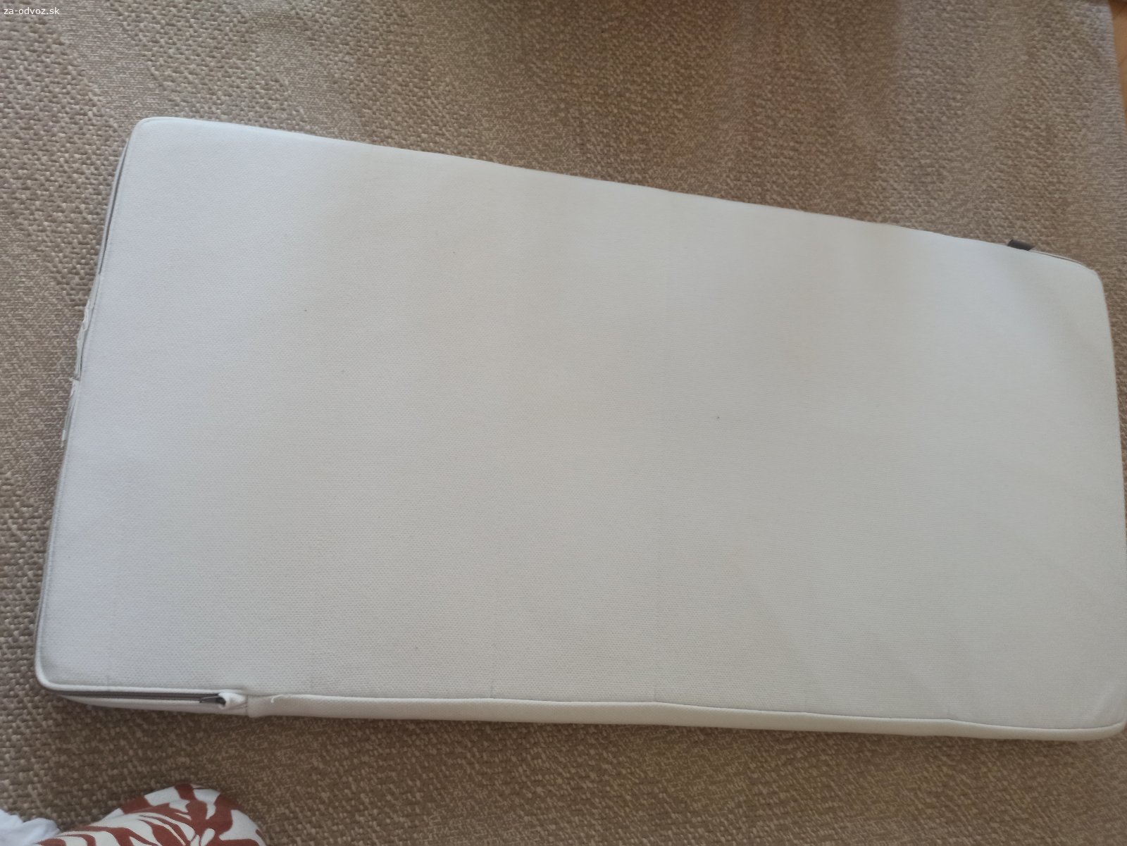 Detský matrac 120x60 cm IKEA. Darujem používaný penový matrac do detskej postieľky 120x60 cm. Top stav, kde-tu malý fliačik. Má odnímateľný prateľný poťah so zipsom. Pridám aj 2 staršie plachty v dobrom stave.
.
Osobný odber Bratislava - Ružinov (blízko Štrkovca)