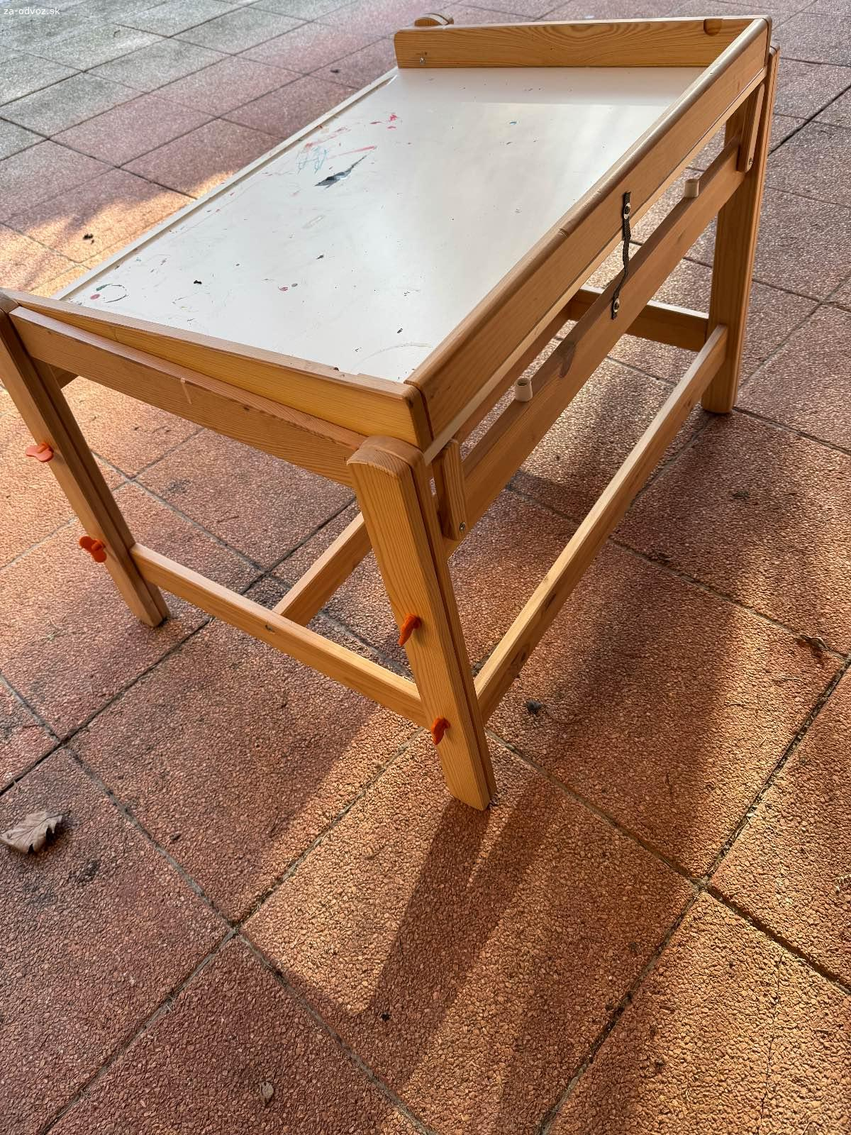 detsky nastavitelny pisaci stol