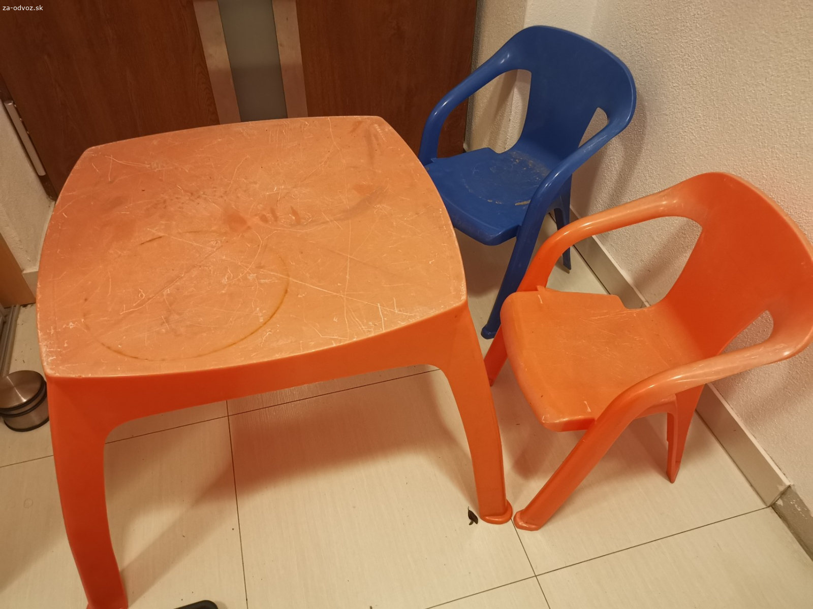 Detský stôl s 2 stolickami