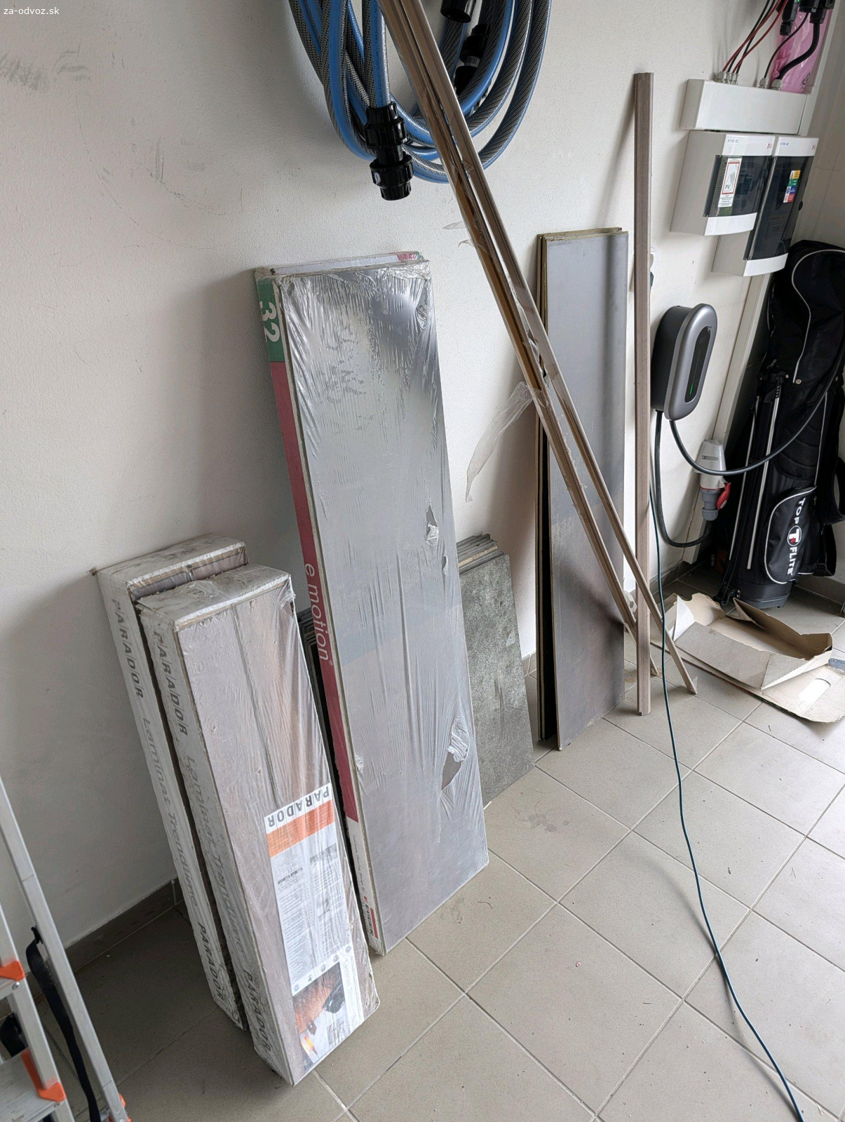 Dlažba laminát a keramika a lišty. darujem 4 balenia laminatoveh podlahy + keramickú dlažbu 50x50 a 50x25 + okrajové lišty , iba všetko naraz , odvoz dnes / zajtra