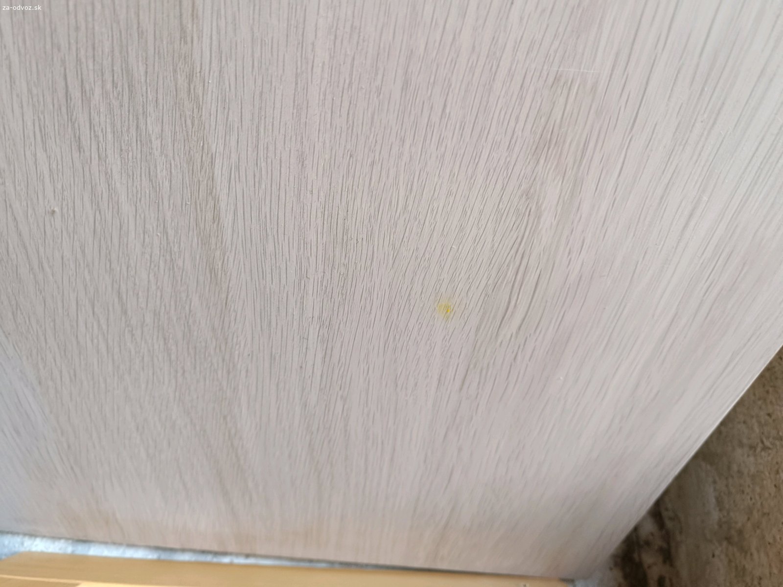 doska na stol ikea. darujem dosku na stol ikea, rozmery 140x60x3.5. v dobrom stave nebola ani raz pouzita. Je na nej jeden zlty flak.
