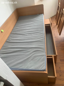 DREVENÁ JEDNOLÔŽKOVÁ POSTEĽ S UKLADACÍM PRI
