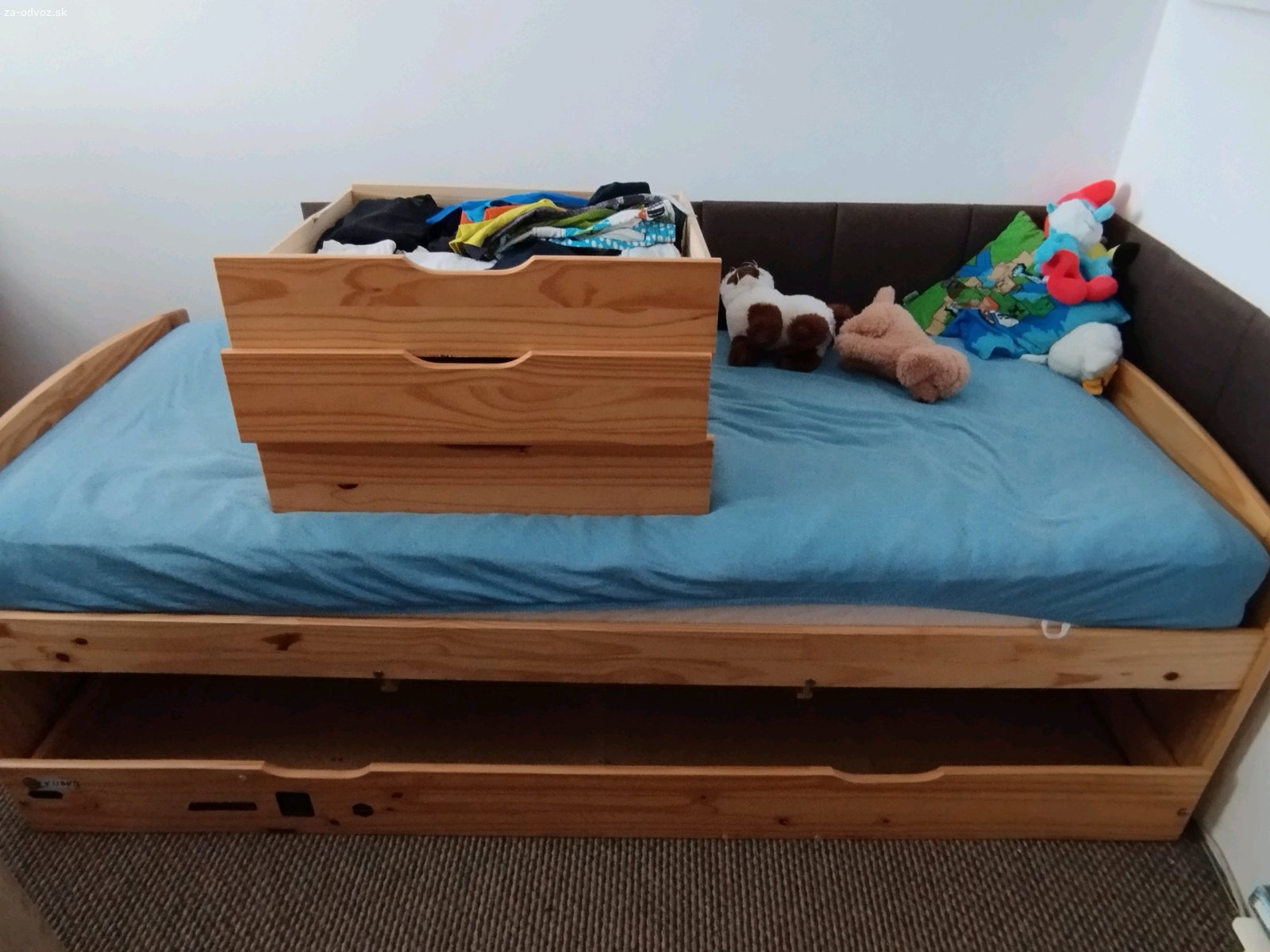 drevena postel. drevena postel s troma suflikmi a spodnou vysuvacou postelou 90x200cm
sufliky nedrzia, treba si ju nanovo zlozit a zosrubovat, inak s rostom komplet.