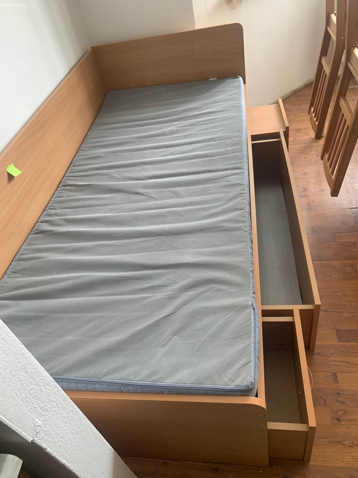 DREVENÁ VITRÍNA S OSVETLENÍM