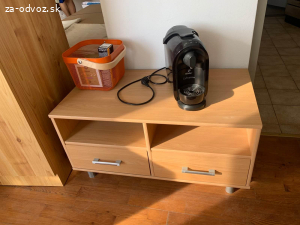 DREVENÁ VITRÍNA S OSVETLENÍM