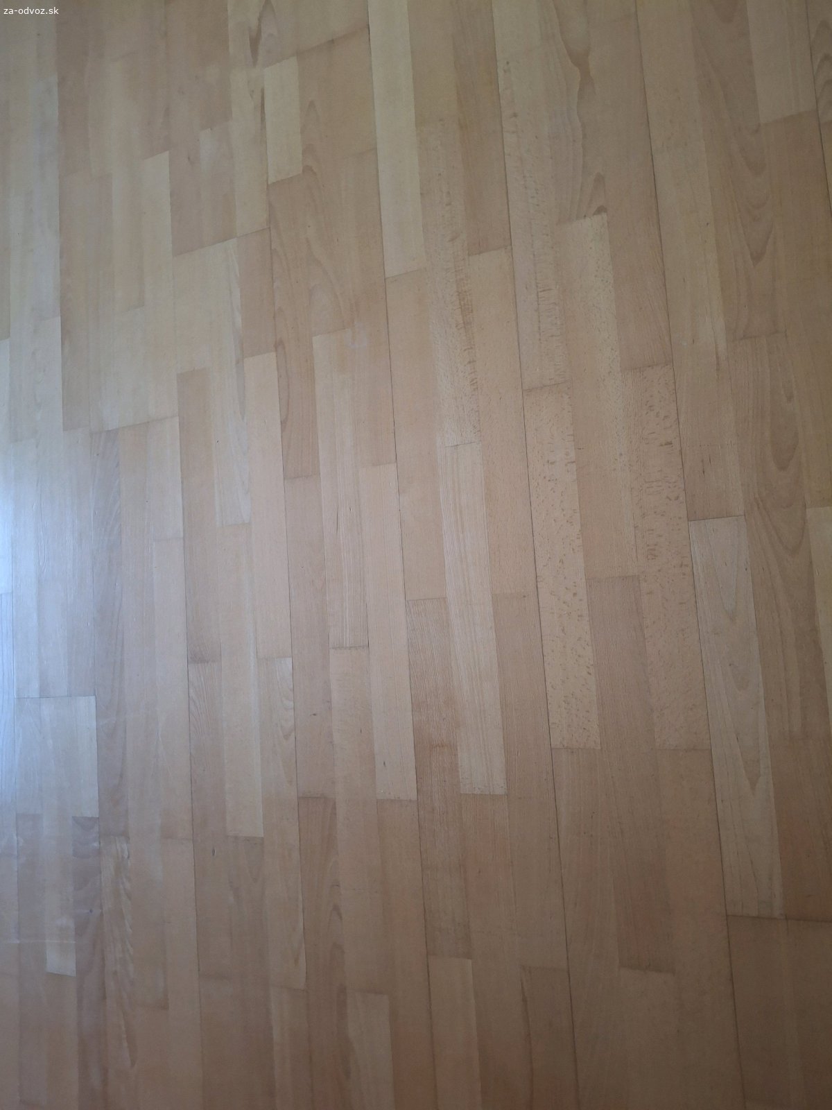 Drevenne parkety na klik. Darujem za odvoz drevenne velkoplosne parkety na click system Buk. 3 lamelové. Rozmery 220x21. Cca 28m2. Podlaha je rozobrata, pripravena na odvoz.