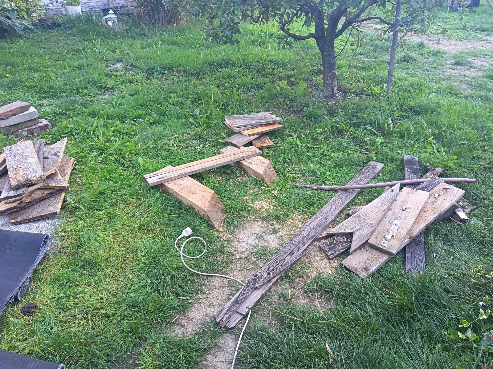 Drevo na kúrenie,Podunajské Biskpice. Darujem za odvoz narezané drevo,strešné laty, dosky,bez nádob