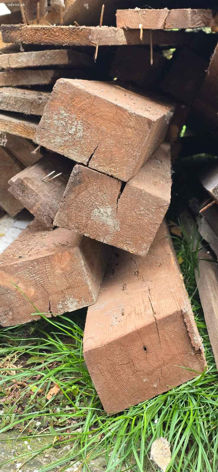 Drevo na kúrenie. Darujem drevo na kúrenie, bolo uskladnené pod strechou. Trámy zo strešnej konštrukcie, rôzne dosky. Tak na 2 vozíky, alebo 1 dodávka. Hýrošova 1, Bratislava - Patrónka. Volať.