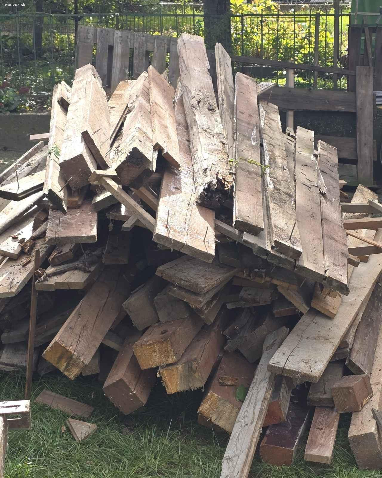 Drevo na kúrenie. Darujem drevo na kúrenie, bolo uskladnené pod strechou. Trámy zo strešnej konštrukcie, rôzne dosky. Tak na 2 vozíky, alebo 1 dodávka. Hýrošova 1, Bratislava - Patrónka. Volať.