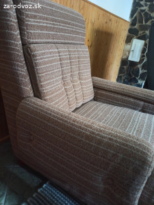Dve kreslá a gauč - rozložiteľný na spanie, retro