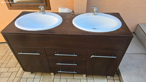 dve umyvadla s bateriami
