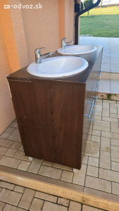 dve umyvadla s bateriami