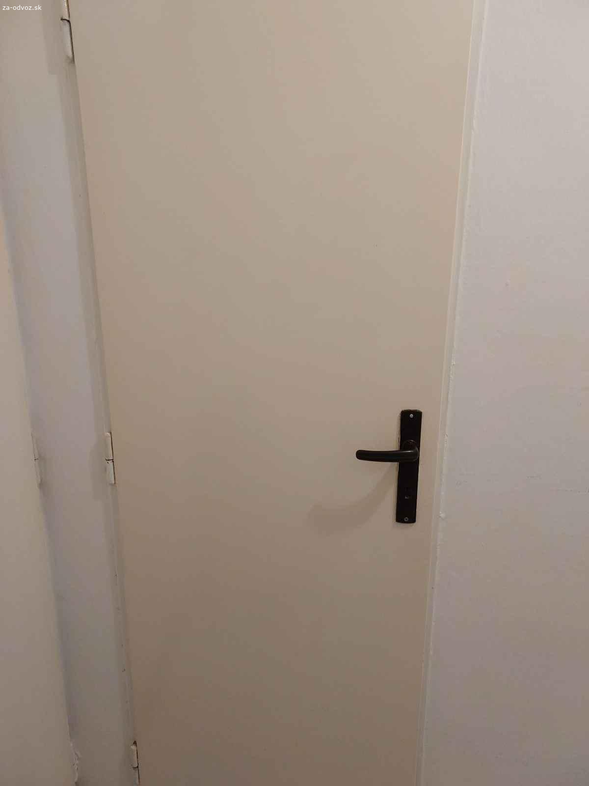 Dvere. Bol by som vďačný za staré dvere na WC a do kúpeľne, nie krivé. Vyzdvihnem v Košice