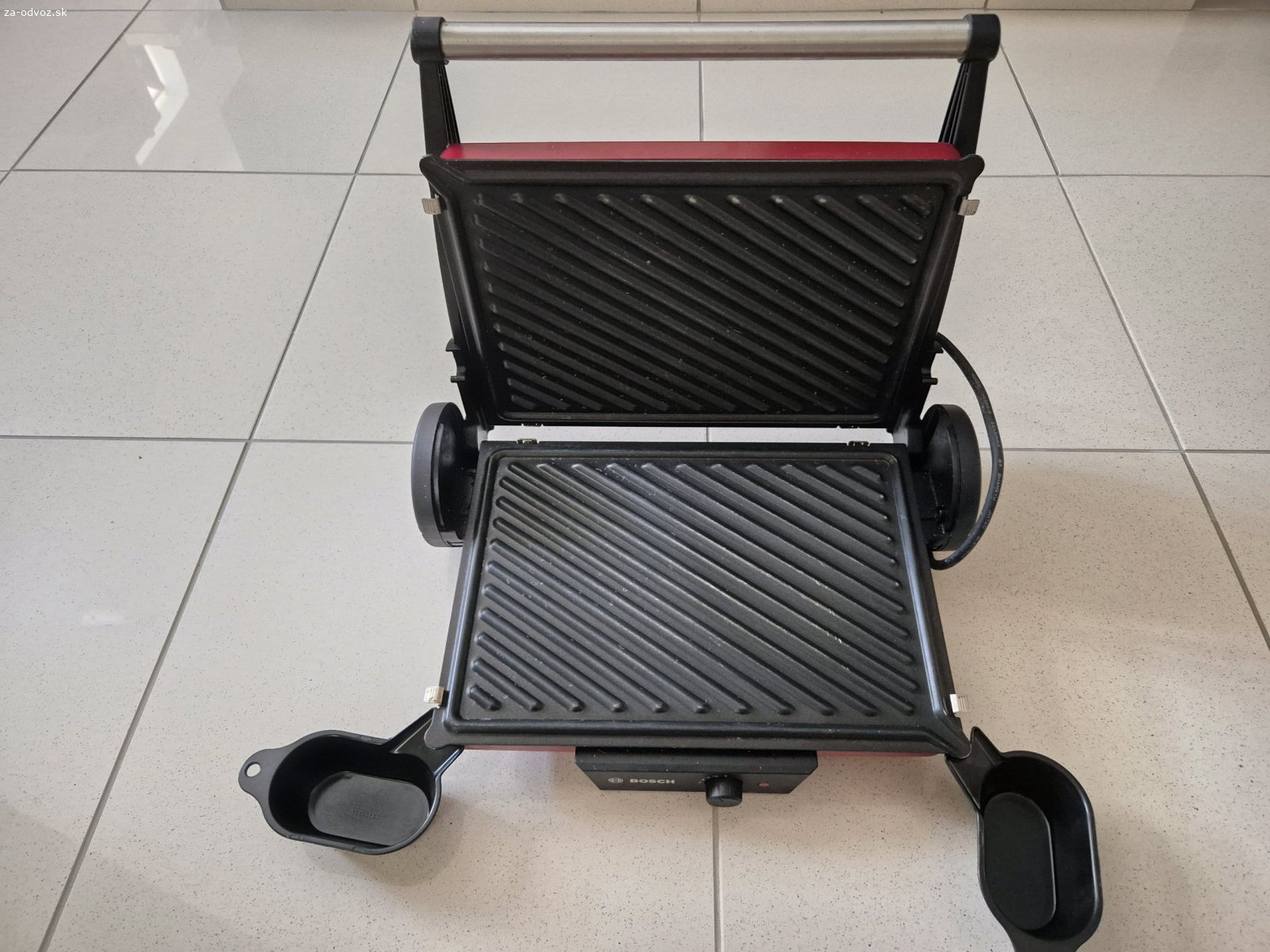 Elektrický gril Bosch. Darujem plne funkčný a zachovalý elektrický gril zn. Bosch. Odnímateľné teflónovè grilovacie dosky vhodné do umývačky. Dve  nádobky na šťavu z výpeku. Dôvod: kúpa vyššieho modelu
Len osobný odber!