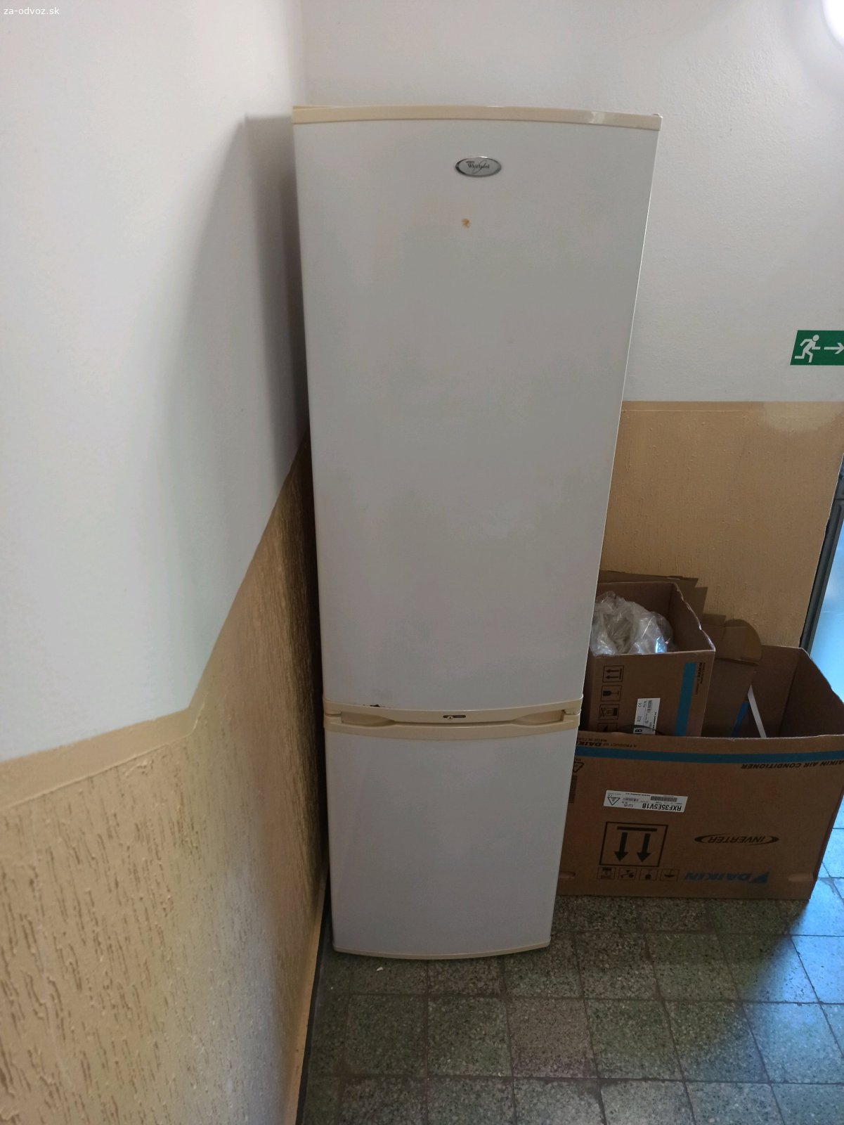 Funkcna chladnicka Whirpul. Darujeme za odvoz funkcnu chladnicku Whirpul. Je starsia, ale stale ide. 
Rozmer: 203x60x60
Osobny odber BA - Pod.Biskupice
V pripade vazneho zaujmu prosim volat alebo pisat sms, emaily nie.
Uprednostnime zaujemcu, ktory si po nu vie prist cim skor a dobre sa s nim komunikuje.