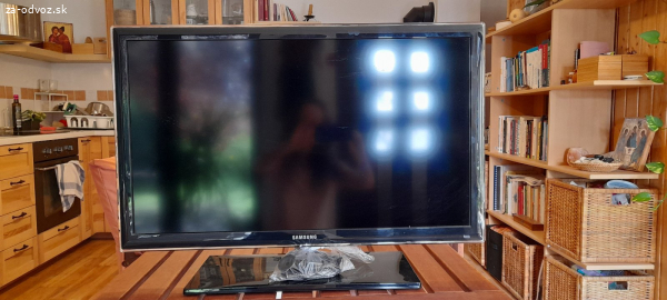 funkčný televízor s napájacím káblom