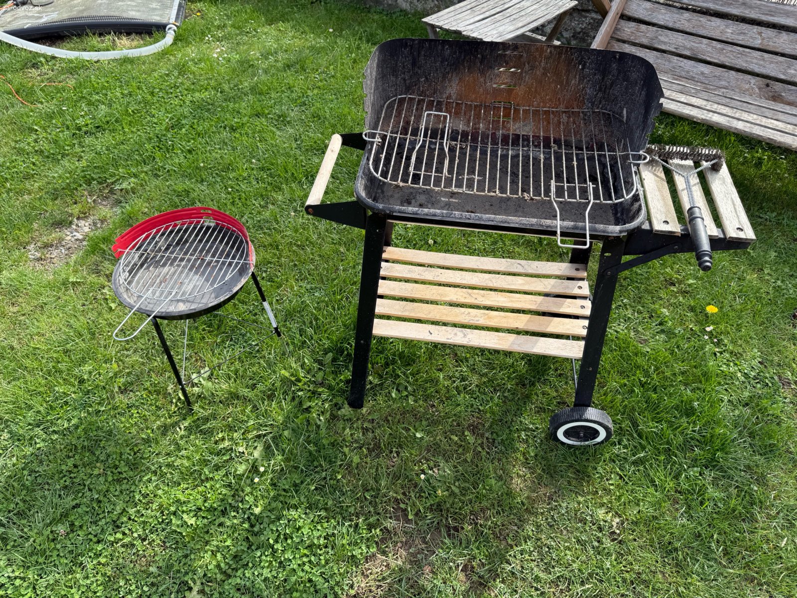 Gril. Darujem 2xgril + rozohňovač uhlia. Malý gril použitý 1x, väčší gril použitý 2x. Je trocha zaprášený, zablateneý lebo stojí na záhrade, no inak je nový - kupovaný pred tromi mesiacmi. Volat alebo sms.