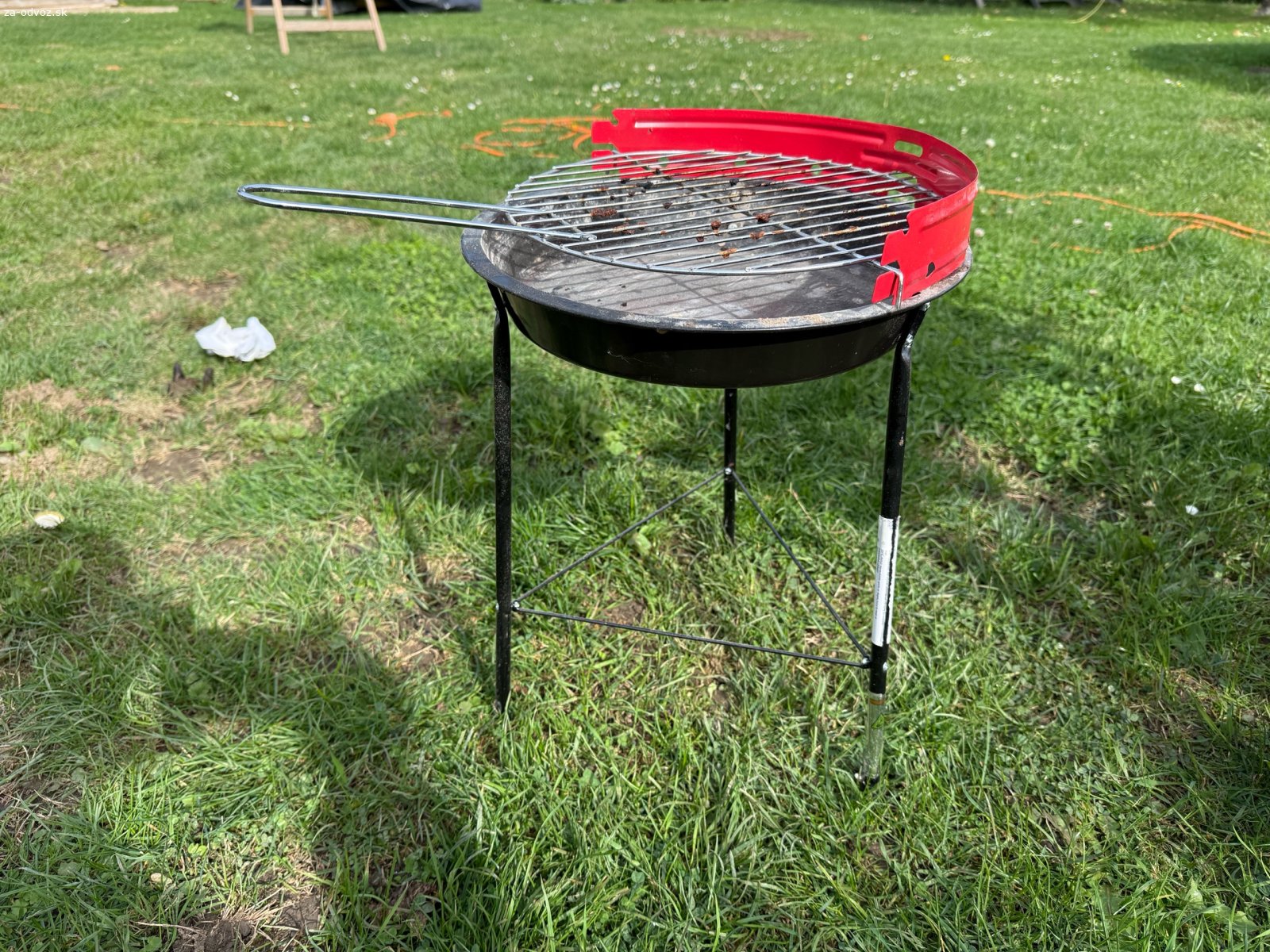 Gril. Darujem 2xgril + rozohňovač uhlia. Malý gril použitý 1x, väčší gril použitý 2x. Je trocha zaprášený, zablateneý lebo stojí na záhrade, no inak je nový - kupovaný pred tromi mesiacmi. Volat alebo sms.
