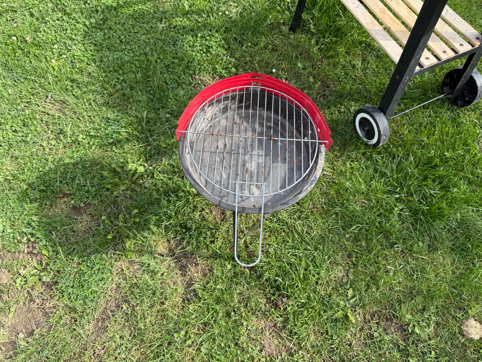 Gril. Darujem 2xgril + rozohňovač uhlia. Malý gril použitý 1x, väčší gril použitý 2x. Je trocha zaprášený, zablateneý lebo stojí na záhrade, no inak je nový - kupovaný pred tromi mesiacmi. Volat alebo sms.
