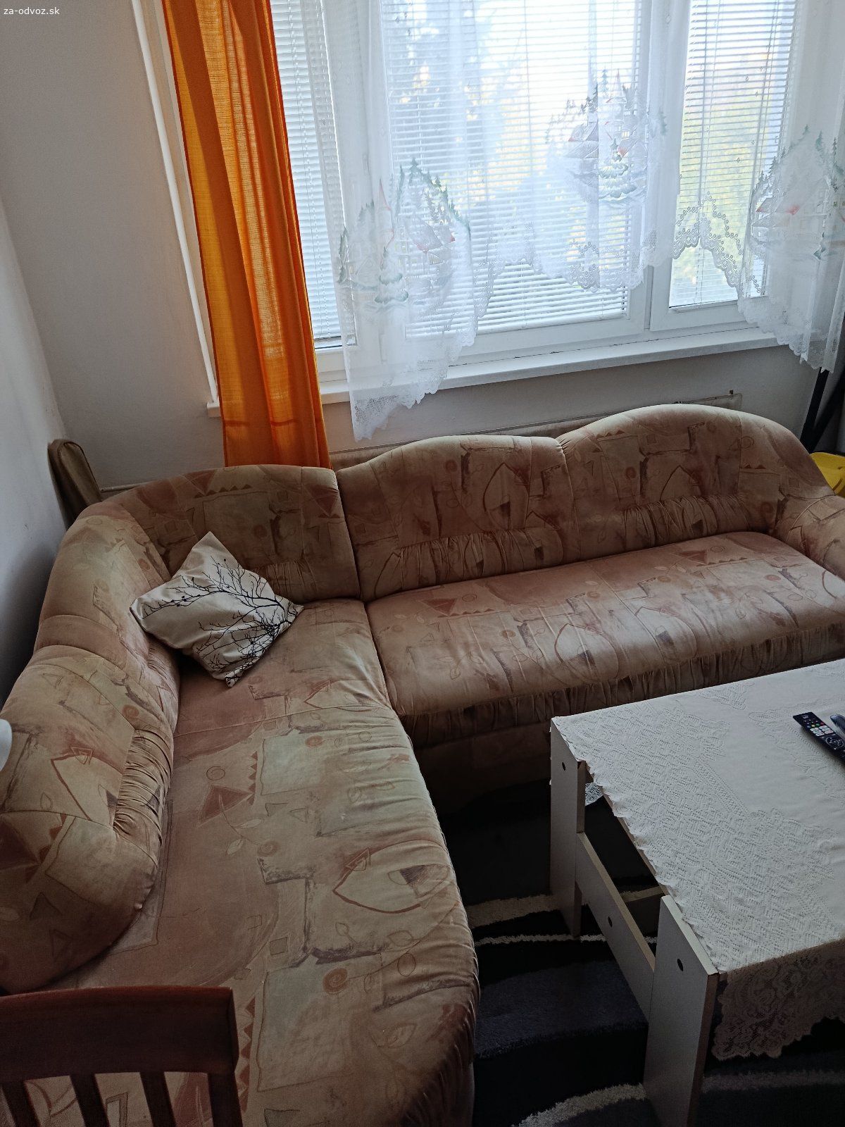 "Hľadám odvoz a vynášku gauča 4 poschodie. Darujem sedaciu supravu za odvoz.