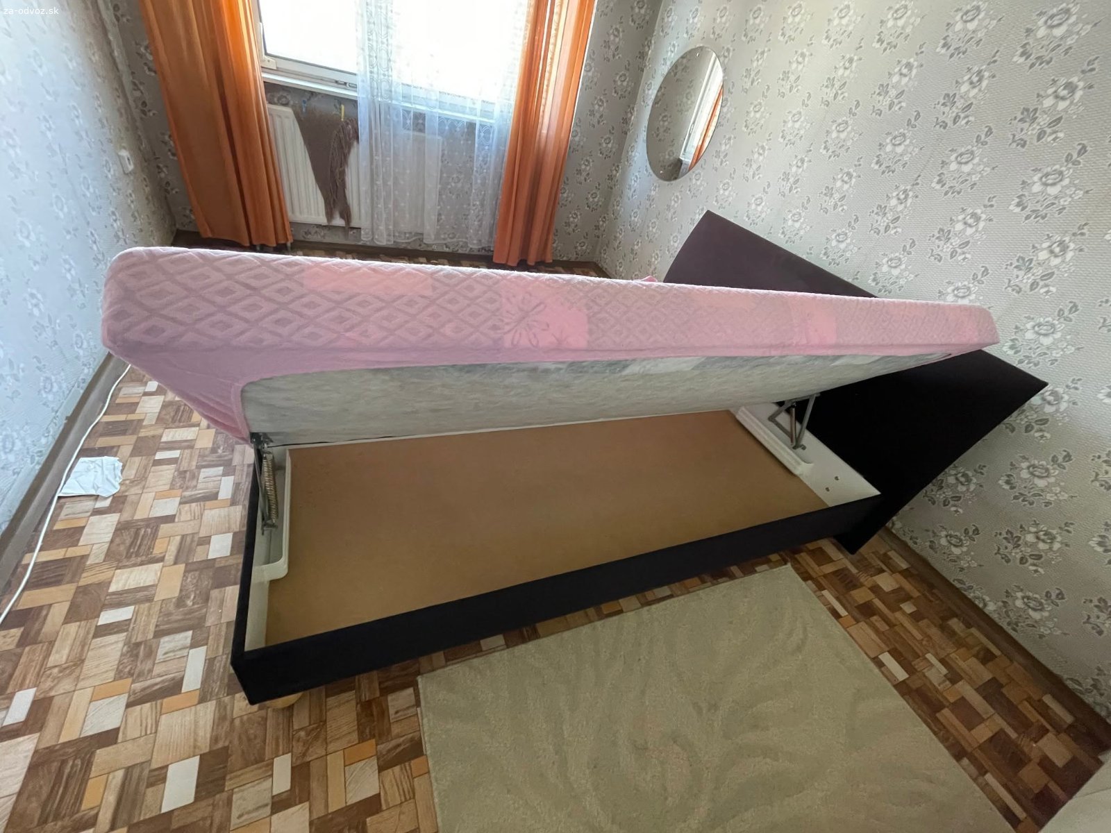 Hnedá manželská posteľ 160x200x40 s úložiskom. Darujem čiastočne zmontovanú manželskú posteľ. V prípade akýchkoľvek otázok sa informujte telefonicky. Inzerát je platný do vymazania.