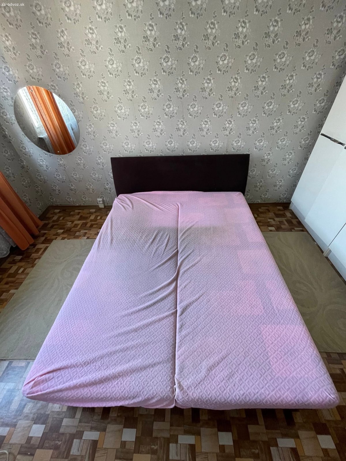 Hnedá manželská posteľ 160x200x40 s úložiskom. Darujem čiastočne zmontovanú manželskú posteľ. V prípade akýchkoľvek otázok sa informujte telefonicky. Inzerát je platný do vymazania.