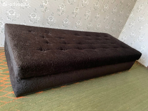 Hnedé drevené ležadlo 90x200x40 s úložiskom