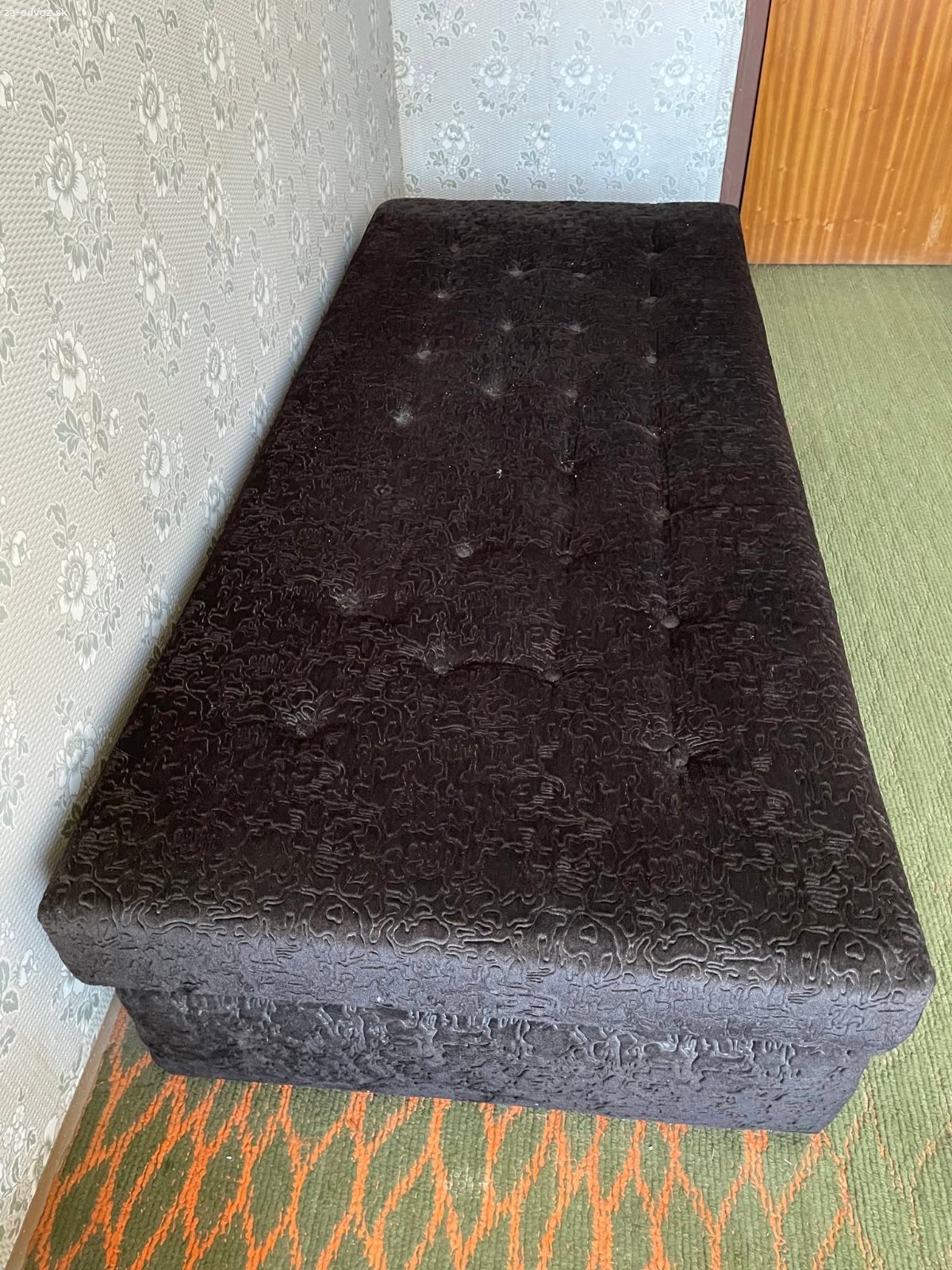 Hnedé drevené ležadlo 90x200x40 s úložiskom. Darujem zmontované drevené ležadlo. V prípade akýchkoľvek otázok sa informujte telefonicky. Inzerát je platný do vymazania.